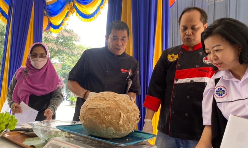 Para juri ketika menimbang salah satu bakso karya pedagang di Kota Malang (Foto: Lalu Theo/Ngopibareng.id)