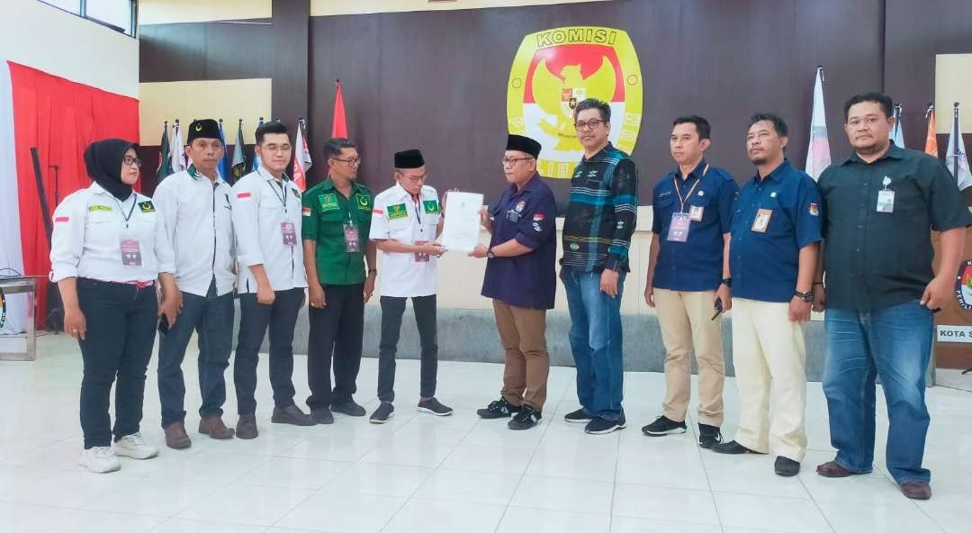 Ditemani pengurus inti, Ketua DPC PBB Kota Surabaya, Samsurin, saat menyerahkan berkas pendaftaran bacaleg di KPU Kota Surabaya, Sabtu, 13 Mei 2023. (Foto: PBB Kota Surabaya)