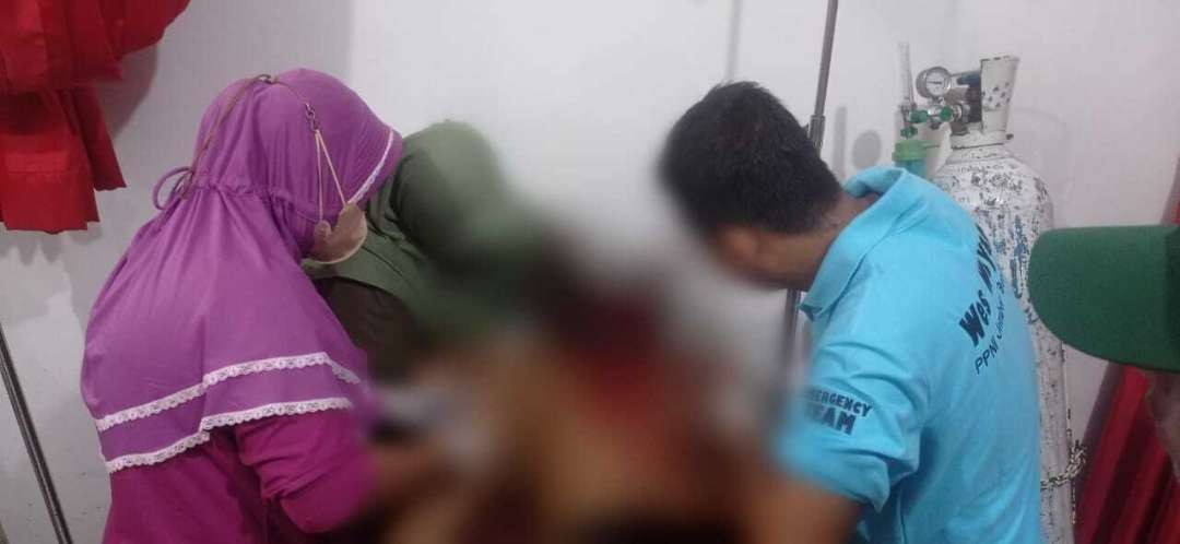 Korban  mengalami luka di bagian leher sedang mendapat perawatan medis (Foto: Istimewa)