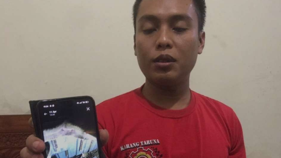 Richi menunjukkan rekaman CCTV penyiraman jemuran.(Foto Deni Lukmantara/Ngopibareng)