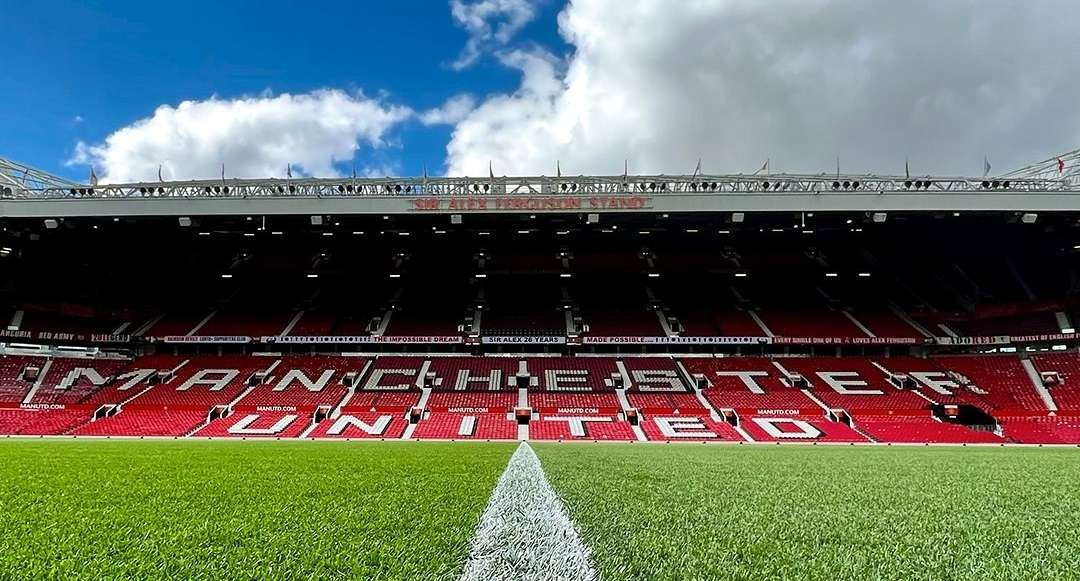 Stadion Old Trafford akan memiliki tuan baru jika pembelian saham MU resmi diumumkan dalam waktu dekat. (Foto: Twitter/@ManUtd)