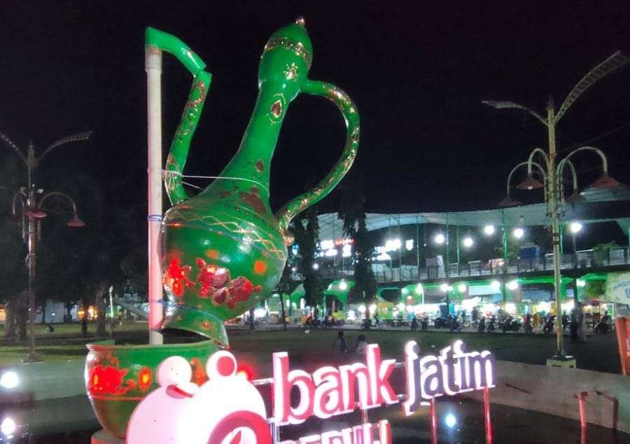 Kendi air mancur di Alun-alun Kota Probolinggo patah sehingga diiktat dengan tali agar tidak jatuh. (Foto: Ikhsan Mahmudi/Ngopibareng.id)