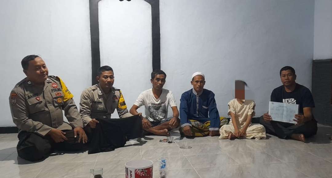 Polisi saat melakukan klarifikasi penculikan anak kepada korban dan keluarganya (Foto: Dok Polsek Puger)