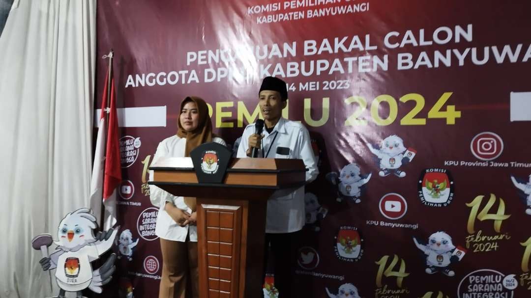 Ketua Bapilu DPC Partai Gerindra Banyuwangi Ahmad Ali Wafa menyampaikan keterangan kepada wartawan. (Foto: Muh Hujaini/Ngopibareng.id)