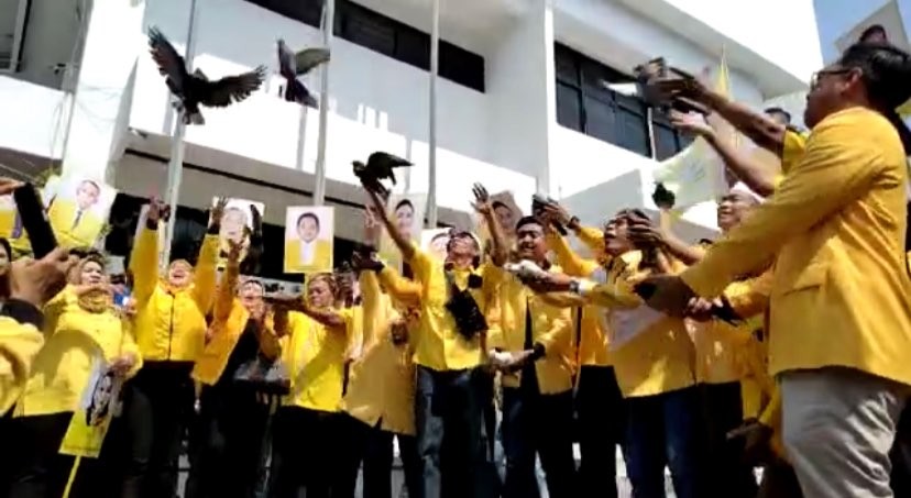 Golkar melepaskan burung merpati, usai daftar di KPU Surabaya, Minggu 14 Mei 2023. (Foto: Andhi Dwi/Ngopibareng.id)