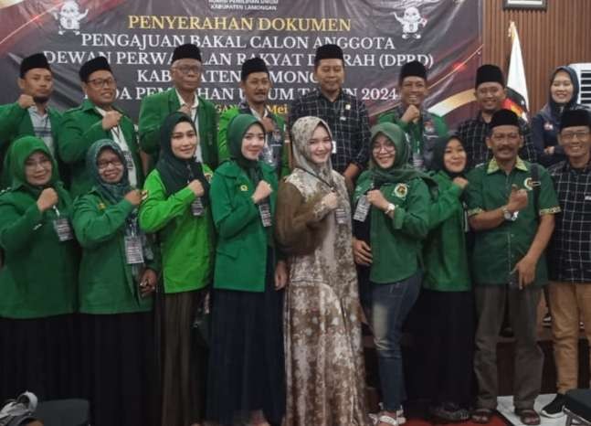 Bacaleg PPP saat mendaftar di KPU Lamongan (Foto: Imron Rosidi/ngopibareng.id)