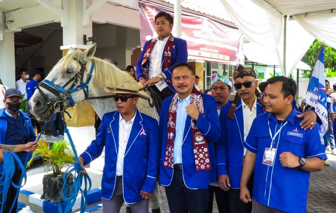 Demokrat Sidoarjo saat tiba di kantor KPU (Foto: Aini/Ngopibareng.id)