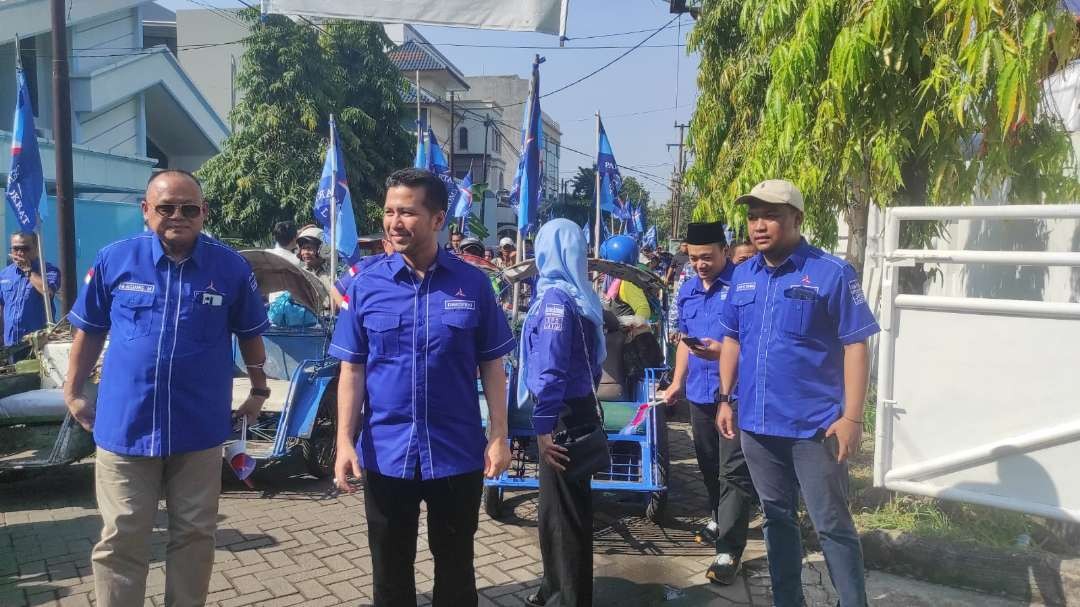 Ketua DPD Demokrat Jatim, Emil Elestianto Dardak (tengah) bersama rombongan tiba di Kantor KPU Jatim, Surabaya, Minggu 14 Mei 2023. (Foto: Fariz Yarbo/Ngopibareng.id)