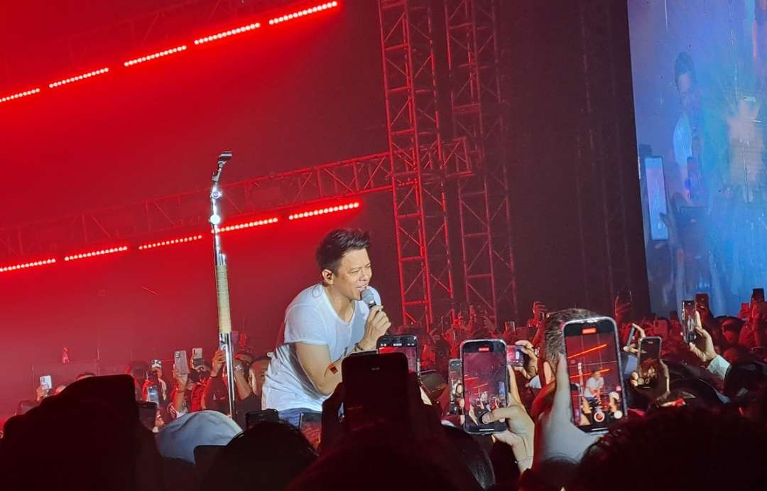 Konser NOAH di Surabaya, sapaan Ariel membuat pengemar histeris. (Foto: Pita Sari/Ngopibareng.id)