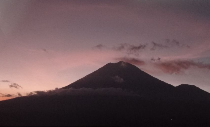 Aktivitas Gunung Semeru meningkat dalam beberapa saat terakhir. Teramati awan panas guguran pada Sabtu, juga letusan pada Minggu hari ini. (Foto: Magma Indonesia)