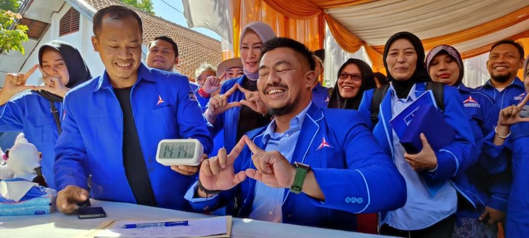 Dewan Pimpinan Cabang (DPC) Partai Demokrat Kota Kediri daftarkan 30 bacalegnya ke kantor Komisi Pemilihan Umum (KPU) Kota Kediri. (Foto: Fendi Lesmana/ngopibareng.id)