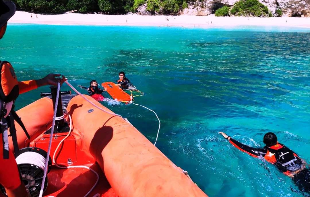 Tim Basarnas Bali melakukan evakuasi pada WNA Mesir yang alami cedera saat berenang (foto; Basarnas Bali)