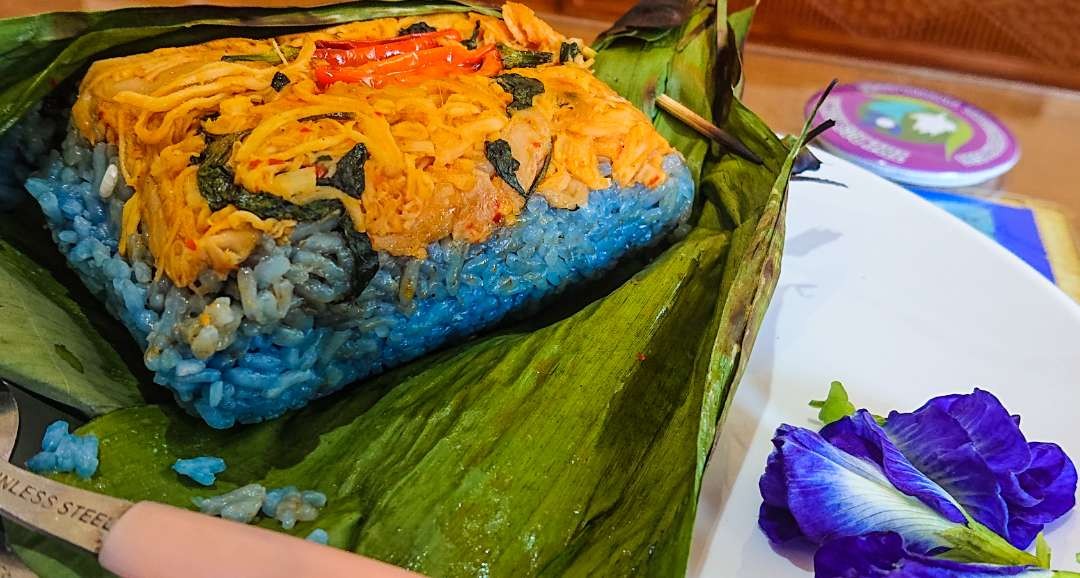 Nasi bakar bunga telang, sedap dan bermanfaat bagi kesehatan. (Foto: Aini Arifin/Ngopibareng.id)