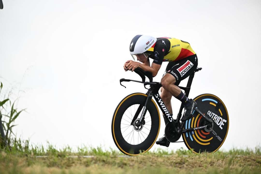 Remco Evenepoel (Soudal-Quickstep) berhasil meraih juara satu di etape 9 lantas merebut Maglia Rosa tetapi sayang harus pulang gara-gara Covid-19.