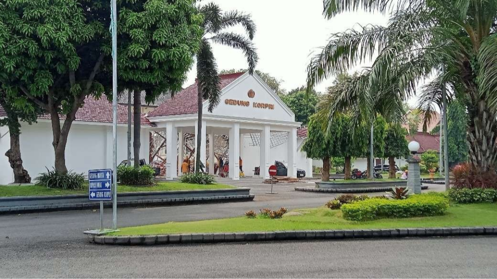 Penampakan gedung Korpri Tuban setelah atapnya ambruk (Foto: Khoirul Huda/Ngopibareng.id)