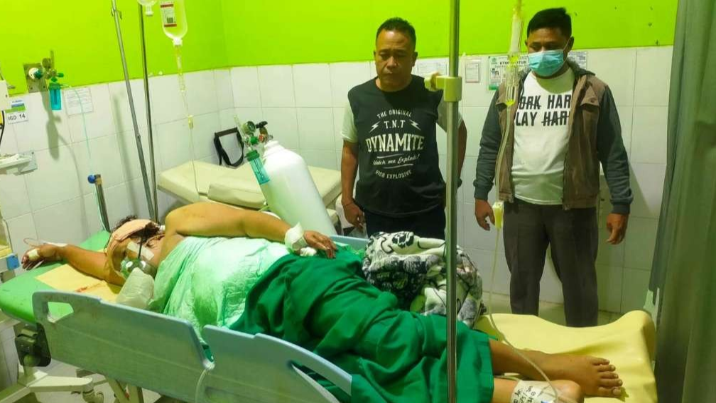 Kapolsek Gambiran mengecek kondisi korban di RS Al Huda (Foto:istimewa)