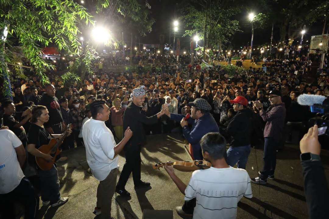 Calon Presiden PDIP, Ganjar Pranowo menghabiskan malam terakhir di Jawa Barat dengan kongkow bareng anak-anak milenial Bandung di Taman Musik Bandung, Minggu 14 Mei2023 malam. (Foto: istimewa)