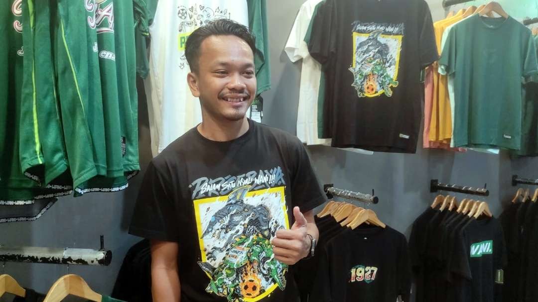 Pemain Persebaya, M Hidayat, usai penandatanganan kontrak di Persebaya Store Kompleks, Surabaya, Senin 15 Mei 2023. (Foto: Fariz Yarbo/Ngopibareng.id)