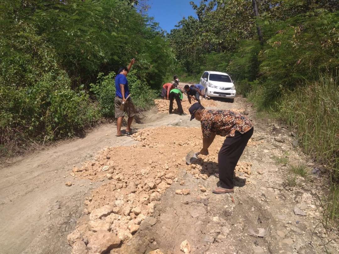 Penanganan sementara jalan hutan yang rusak karena truk Perhutani. (Foto: Ahmad Sampurno/Ngopibareng.id)