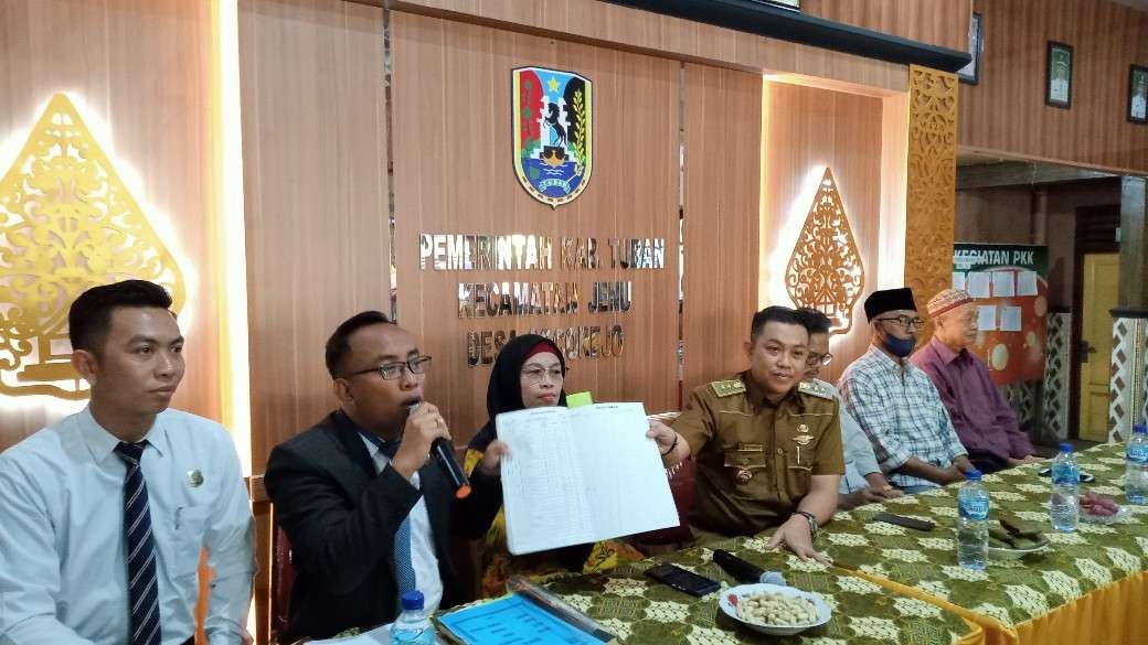 Kuasa Hukum Kepala Desa Kepala Desa Socorejo, Kecamatan Jenu menyampaikan fakta baru polemik sengketa tanah di kawasan wisata Pantai Semilir (Khoirul Huda/Ngopibareng.id)