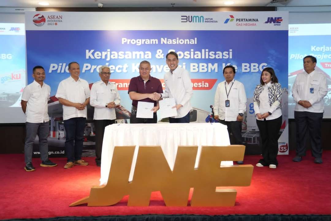 PT PGN kerja sama dengan JNE dalam upaya perluasan konversi gas bumi untuk kendaraan transportasi darat. (Foto: PT PGN)