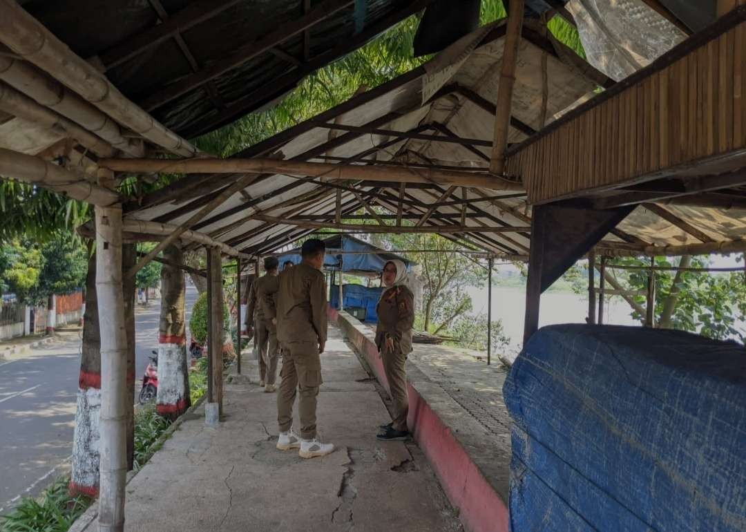 Satpol PP cek lokasi diduga tempat sejoli mesum.(Foto: Deni Lukmantara/Ngopibareng.id)