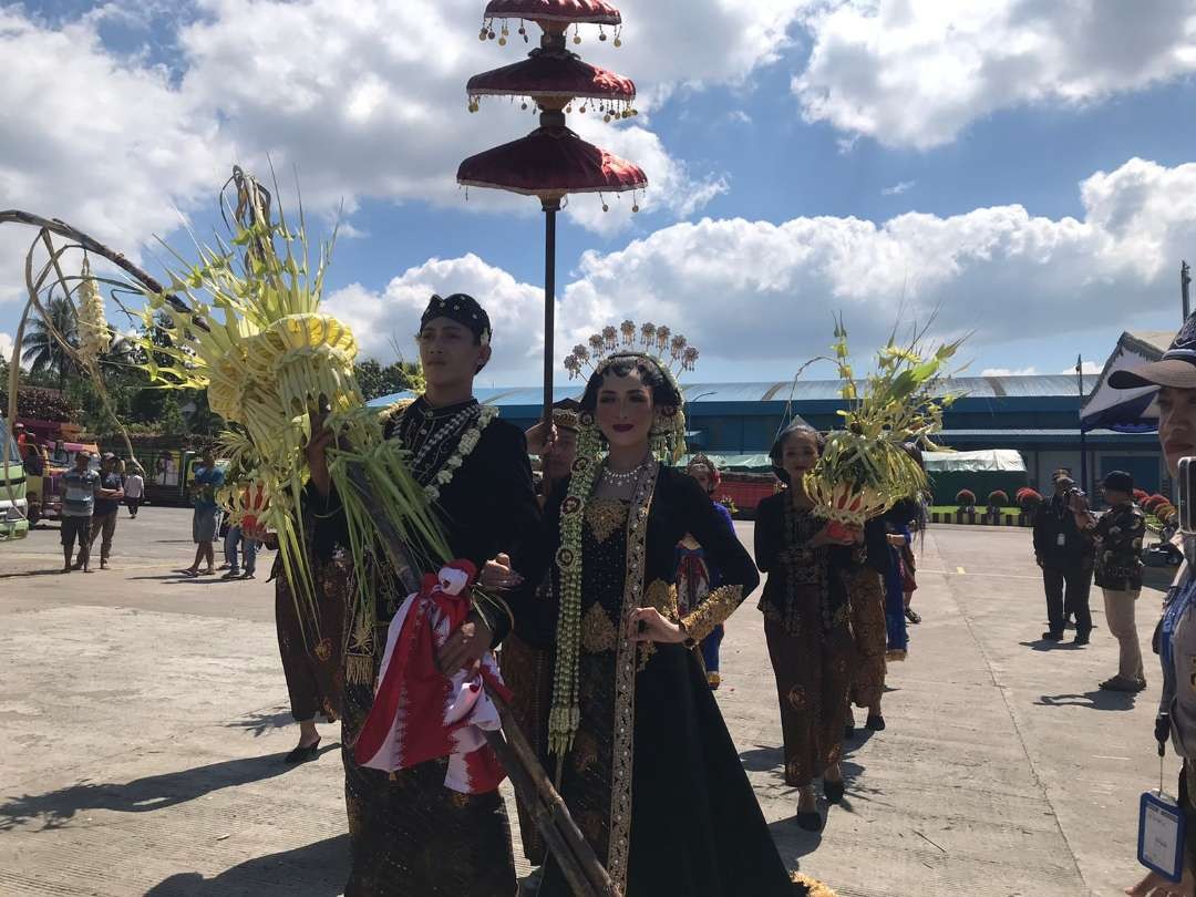 Temu pengantin tebu, salah satu tradisi yang terus dihidupkan Pabrik Gula Rejoso Manis Indo saat akan memulai musim giling tebu. (Foto: Choirul Anam/Ngopibareng.id)