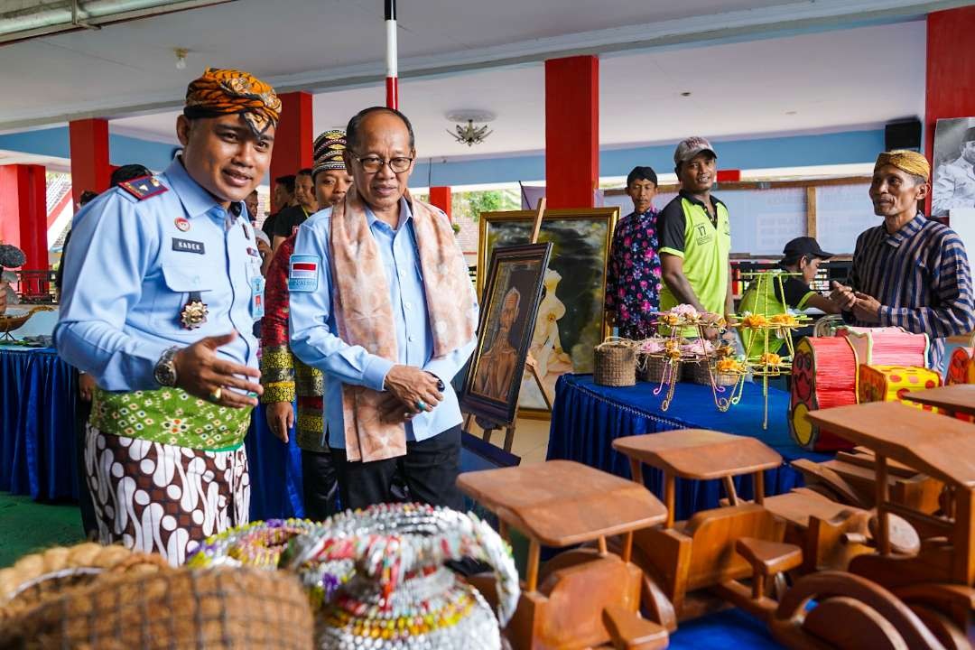 Kakanwil Kemenkumham Jatim saat pameran One Day One Prison’s Product (foto : Aini/Ngopibareng.id)