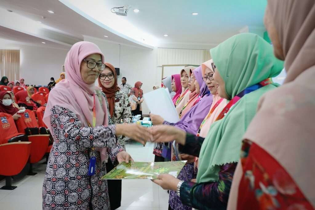 Ketua Pimpinan Pusat (PP) ‘Aisyiyah, Salmah Orbayinah mendorong kader ‘Aisyiyah dan Nasyiatul Aisyiyah bergerak memberi solusi. (Foto: muhammadiyah.or.id)