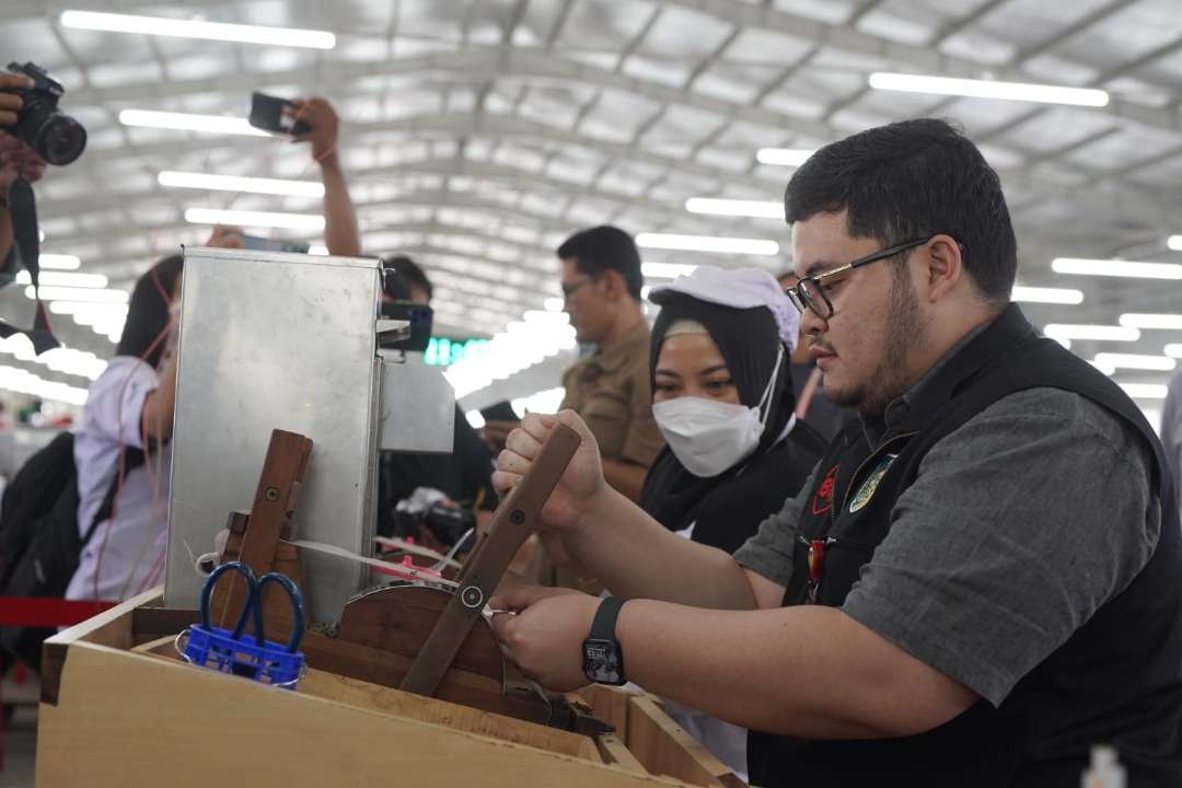 Bupati Kediri Hanindhito Himawan Pramana menerima keluhan para pekerja pabrik rokok saat melakukan kunjungan di pabrik rokok. (Foto: Istimewa)