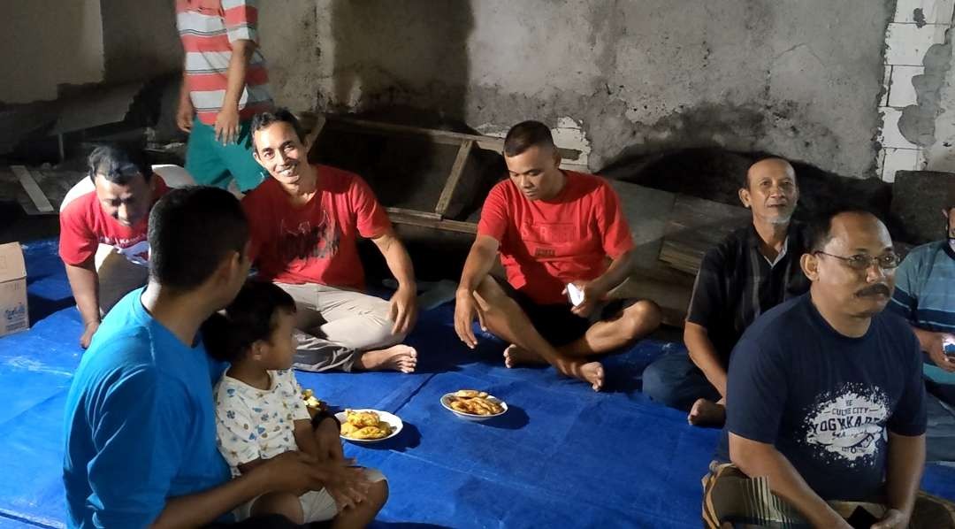 Ayah Rizky Ridho, Sutoyo (tersenyum) di sela nonton bareng final SEA Games 2023 di Jalan Simo Gunung Keramat IIA, Surabaya, Selasa 16 Mei 2023. (Foto: Fariz Yarbo/Ngopibareng.id)