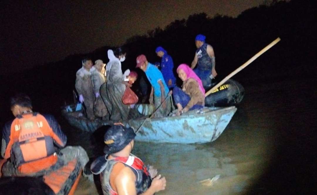 Proses evakuasi Tim FKH Unair yang terdampar dilakukan petugas gabungan. (Foto: Dokumentasi Basarnas)