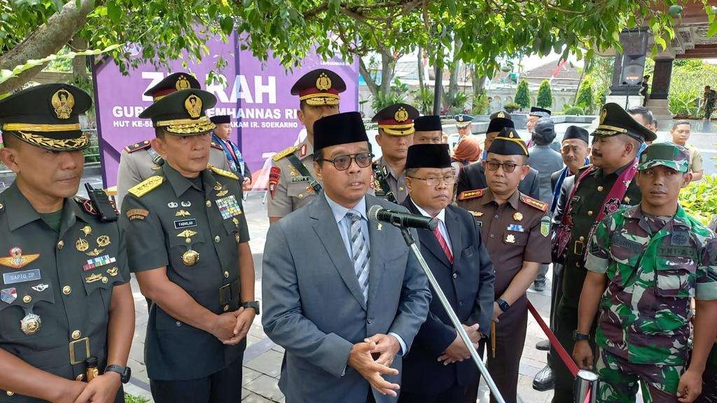 Gubernur Lemhannas Andi Wijayanto memberi keterangan kepada media, usai ziarah makam Bung Karno di Blitar, 16 Mei 2023. (Foto: Choirul Anam/Ngopibareng.id