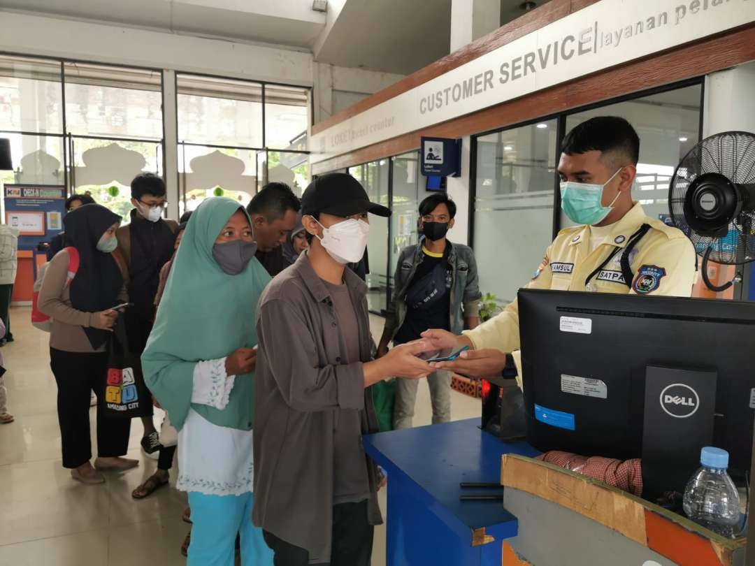 Sejumlah penumpang KA sedang melakukan boarding di Stasiun (foto:istimewa)