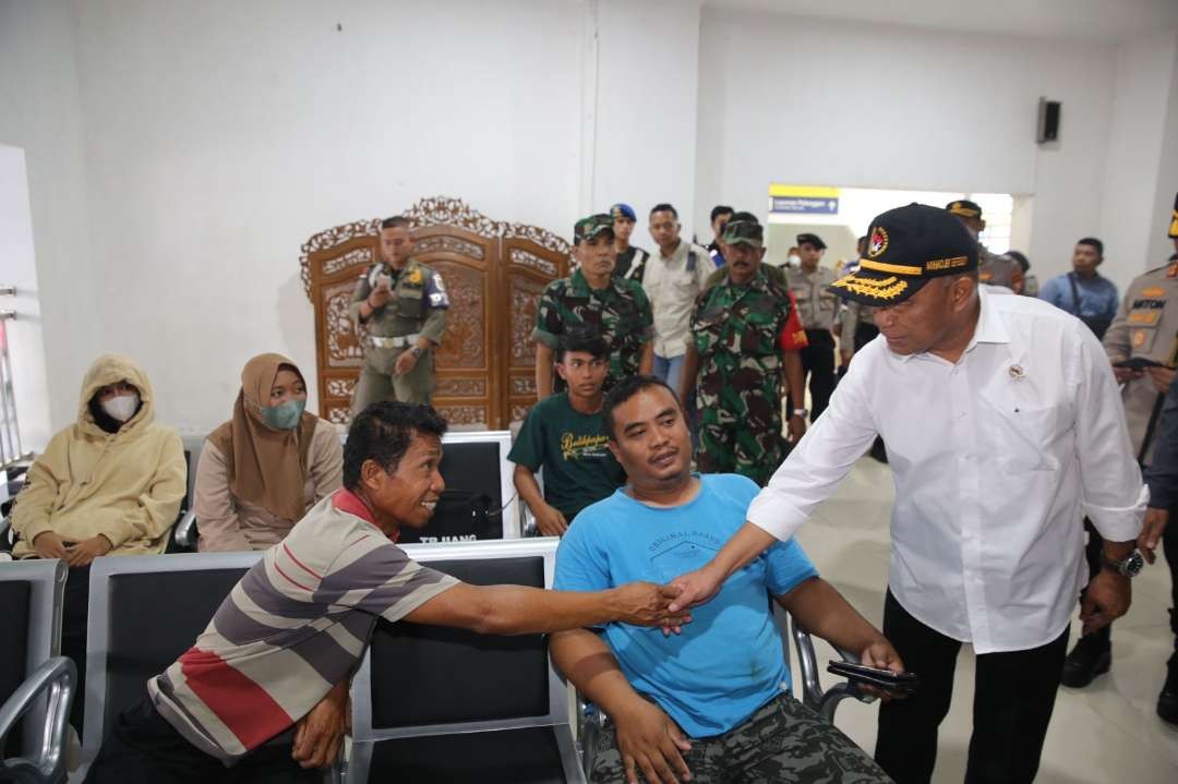 Menko PMK Muhadjir Effendy bersama Kapolri Jenderk Pol Listyo Sigit Prabowo mencek penanganan mudik di di tol. (Foto: Istimewa)