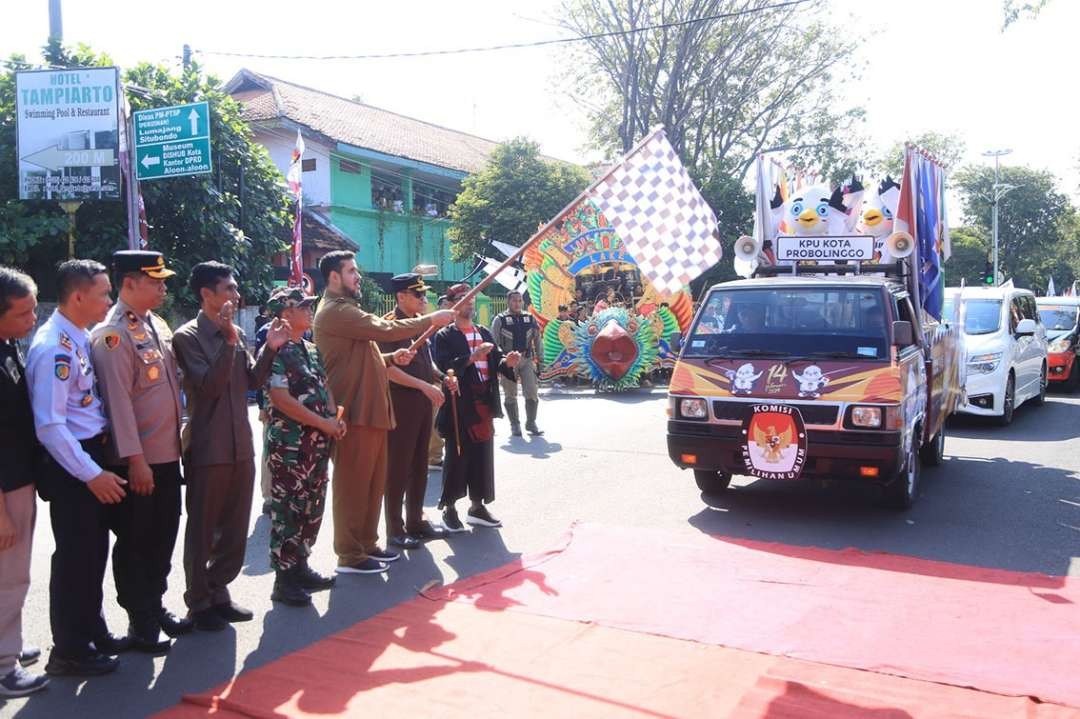 Walikota Probolinggo, Habib Hadi Zainal Abidin saat melepas kirap Bendera Merah Putih, Pataka KPU, dan 18 bendera parpol. (Foto: Ikhsan Mahmudi/Ngopibareng.id)