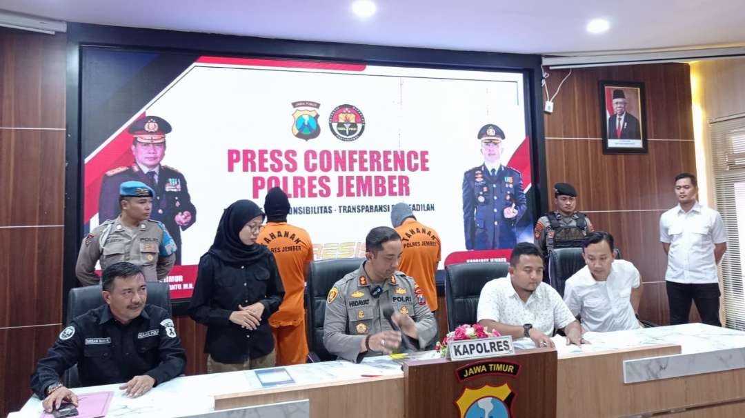 Kapolres Jember AKBP Moh Nurhidayat memaparkan kasus pemerasan oleh wartawan dan polisi gadungan (Foto: Rusdi/Ngopibareng.id)