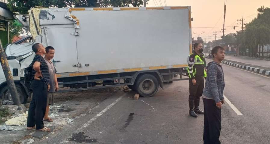 Polisi evakuasi dua kendaraan terlibat kecelakaan.(Foto Istimewa)