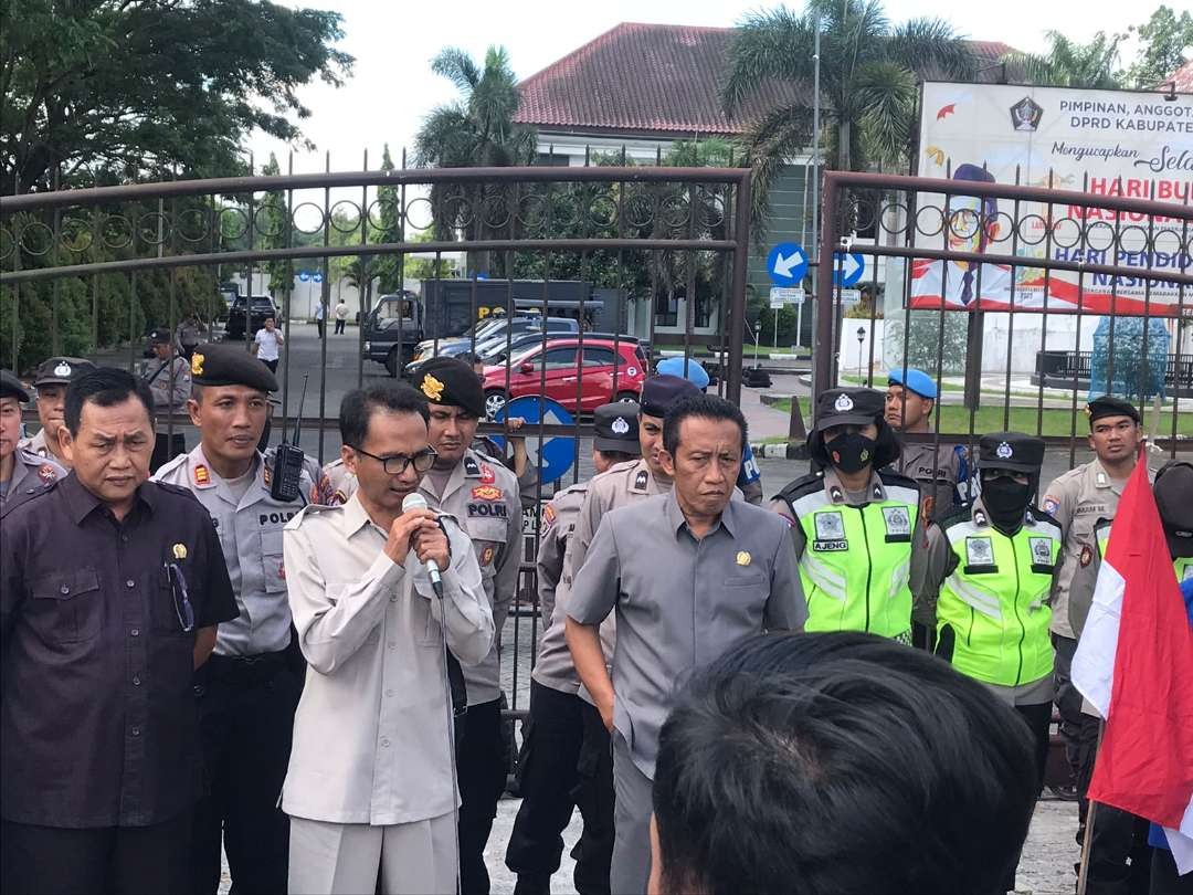 Anggota Komisi I DPRD Blitar yang menemui pendemo dari PMII Blitar Raya, pada Selasa 16 Mei 2023. (Foto: Choirul Anam/Ngopibareng.id)