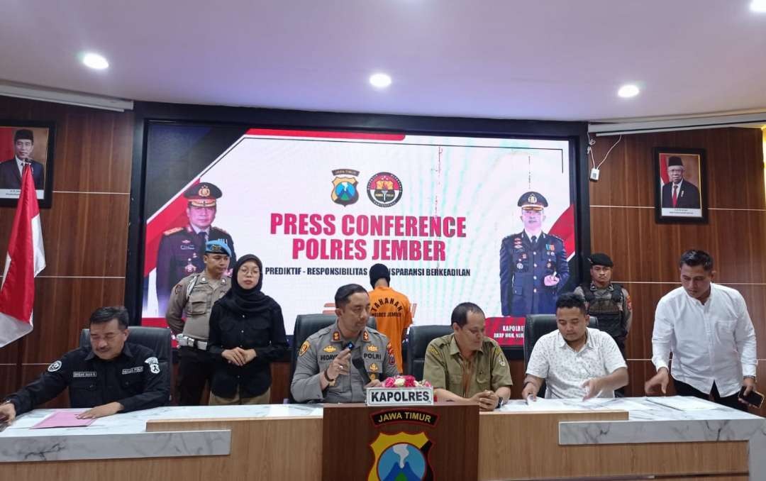 Kapolres Jember AKBP Moh Nurhidayat memaparkan bisnis dan perburuan landak jawa. (Foto: Rusdi/Ngopibareng.id)