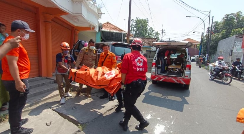 Pengemudi mobil serangan jantung tabrak dua pemotor di Jalan Jurang Kuping (Foto: Dokumentasi BPBD Surabaya)