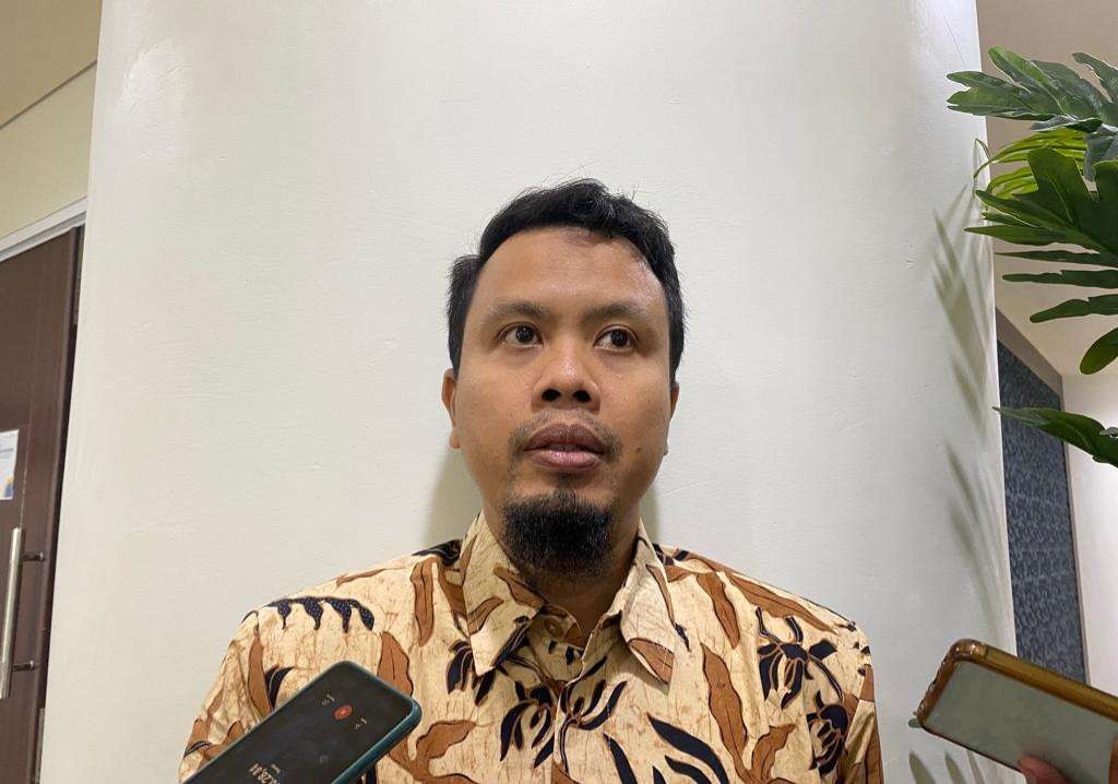 Ketua peneliti Hario Megatsari dari FKM Unair saat mengungkapkan hasil penelitian remaja yang merokok. (Foto: Pita Sari/Ngopibareng.id)