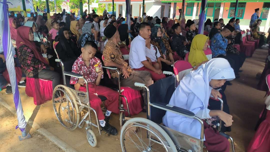 Para siswa saat peresmian SLB Negeri di Kecamatan Randublatung (Foto: Ahmad Sampurno/ Ngopibareng.id)