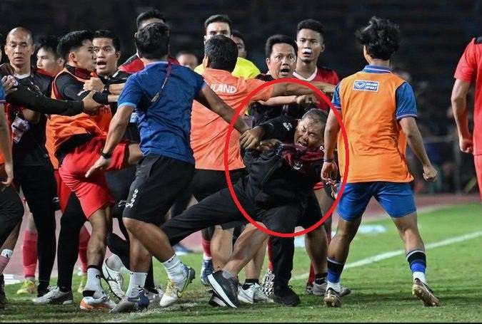 Manajer Timnas Indonesia, Kombes Pol Sumardji sempoyongan kena pukulan ofisial Thailand. (Foto: Twitter)