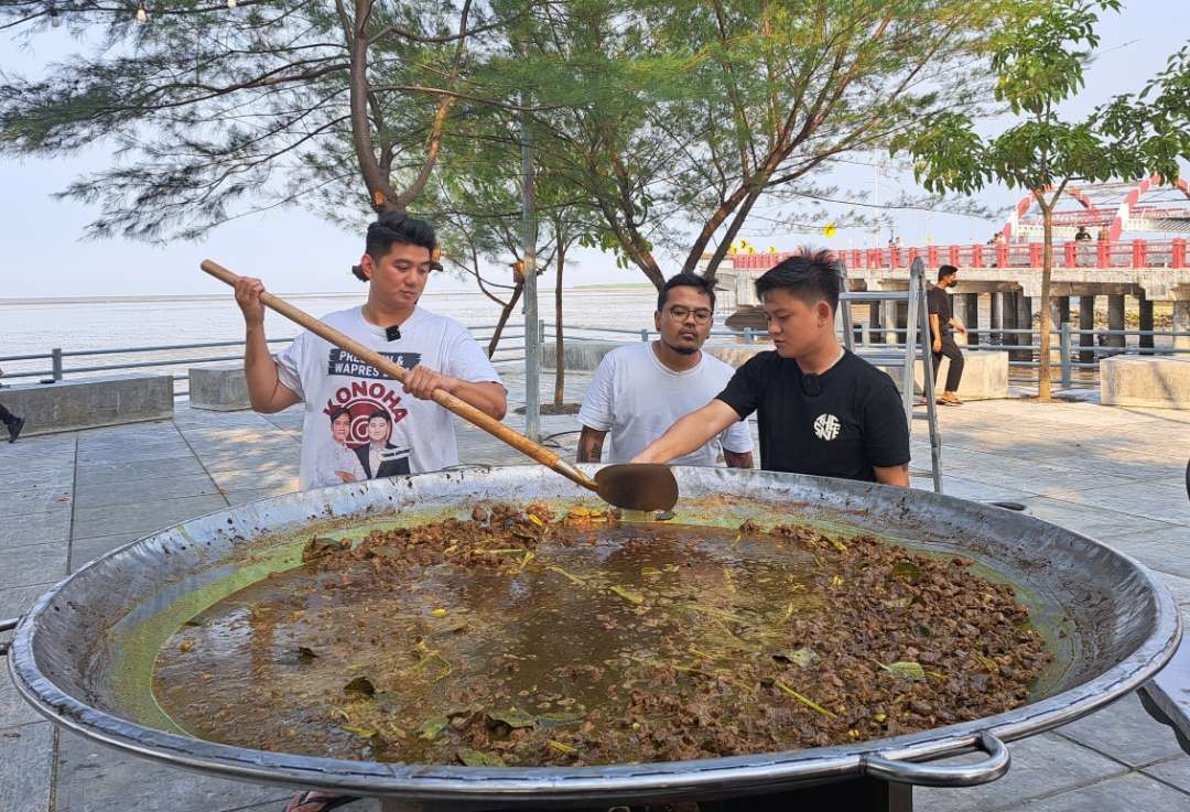 Keseruan masak besar Bobon Santoso, Chef Arnold, Coki Pardede, Tretan Muslim dan lainnya di THP Kenjeran Surabaya. (Foto: Pita Sari/Ngopibareng.id)