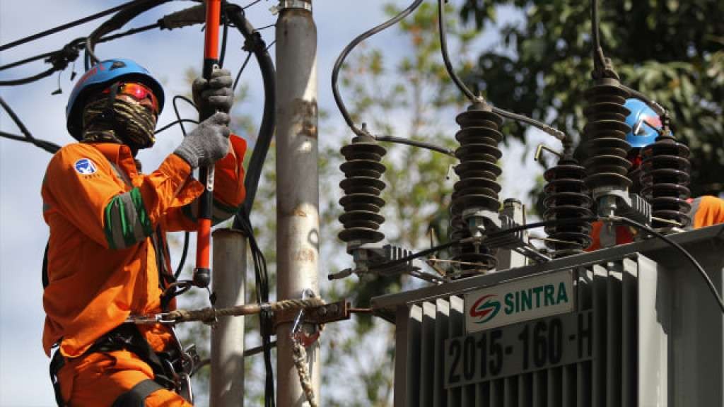 Foto ilustrasi, seorang petugas PLN sedang memperbaiki trafo. (Foto: Pojok Seni)