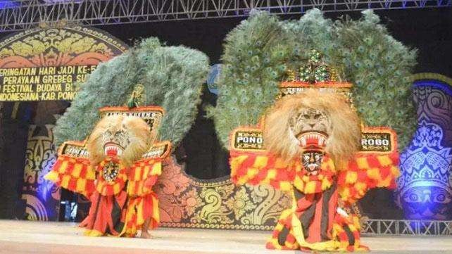 Salah satu peserta Festival Reyog Mini XVII yang diadakan di Alun-Alun Kabupaten Ponorogo, Minggu 25 Agustus 2019. (Foto: Antara)