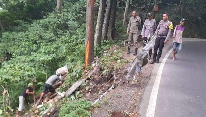 Polisi saat mengecek lokasi tempat truk fuso terjun ke jurang sedalam 15 meter (Foto: Dok Polsek Sempolan)