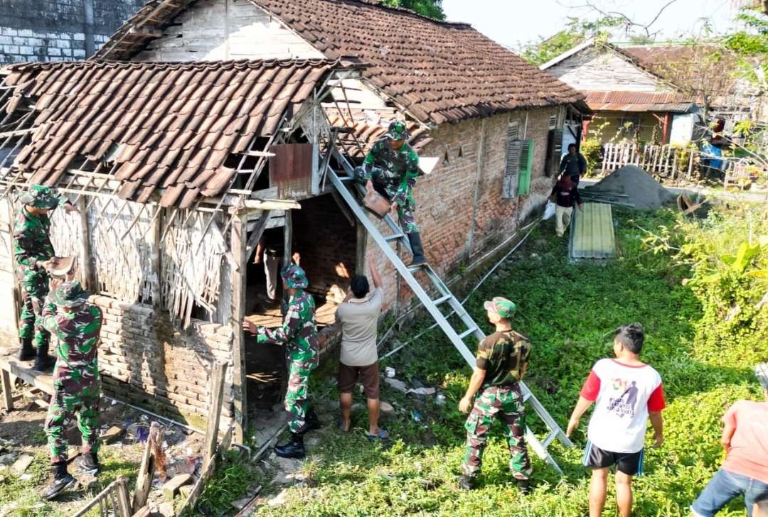 Komando Distrik Militer (Kodim) 0813 Bojonegoro, Jawa Timur, menggelar rehab Rumah Tidak Layak Huni (RTLH) milik bapak Sukono, 61, tahun, warga Desa Campurejo RT.021/RW.001 Kecamatan/Kabupaten Bojonegoro.(Foto: dok. Kodim Bojonegoro)