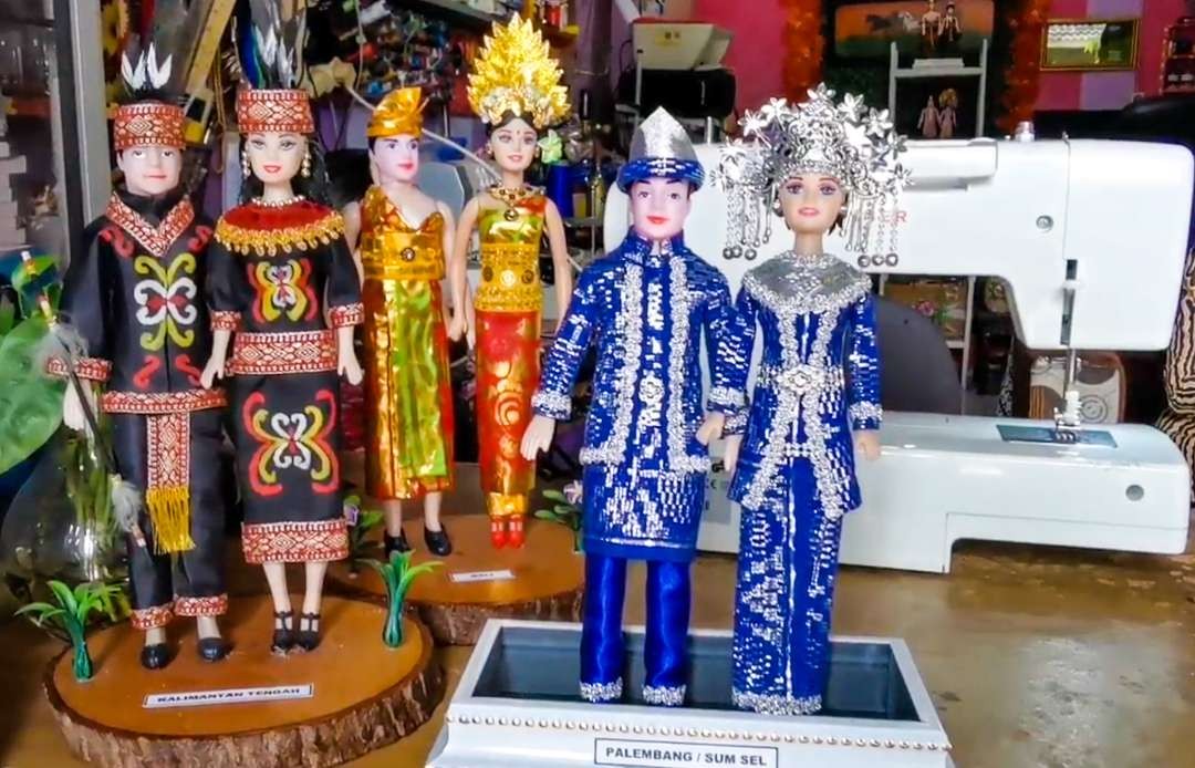 Boneka barbie pakaian adat nusantara buatan emak-emak di Sidoarjo (foto : Aini/Ngopibareng.id)